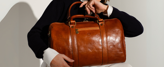 Femme tenant un sac à langer en cuir véritable marron de style vintage, élégant et raffiné