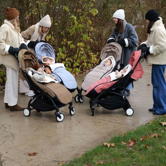 balade-agréable-entre-mamans-bébés-avec-chancelière-poussette