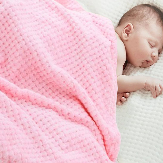 bébé-endormi-tranquillement-dans-sa-couverture-bébé-confortable