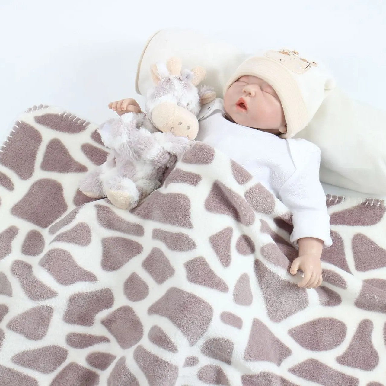 bébé-endormie-facilement-avec-plaid-bébé-et-peluche-girafe
