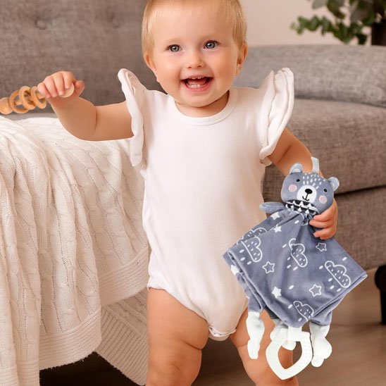 Bébé fille avec son doudou bébé, son ami fidèle et câlin