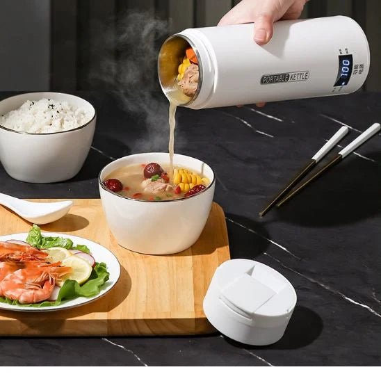 Chauffe-biberon nomade blanc versant de la soupe chaude dans un bol sur table avec repas