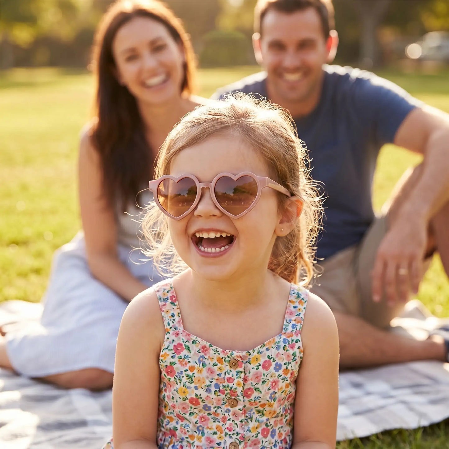 Lunette de soleil bébé nude avec motif cœur adorable pour fille hors balade pic-nique avec famille