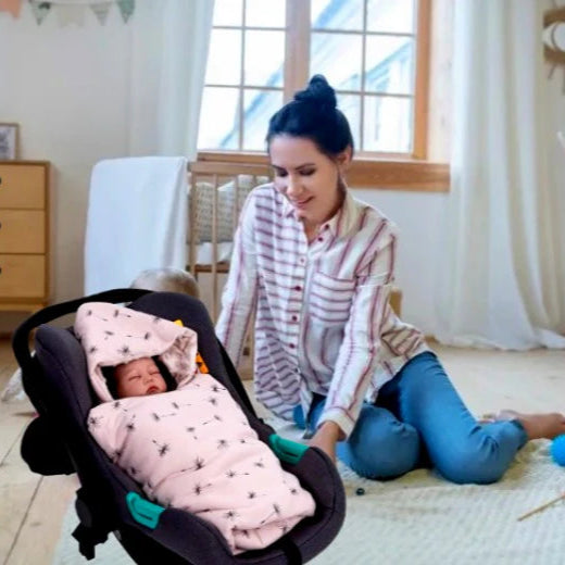 moment-douceur-avec-couverture-bébé-avec-capuche