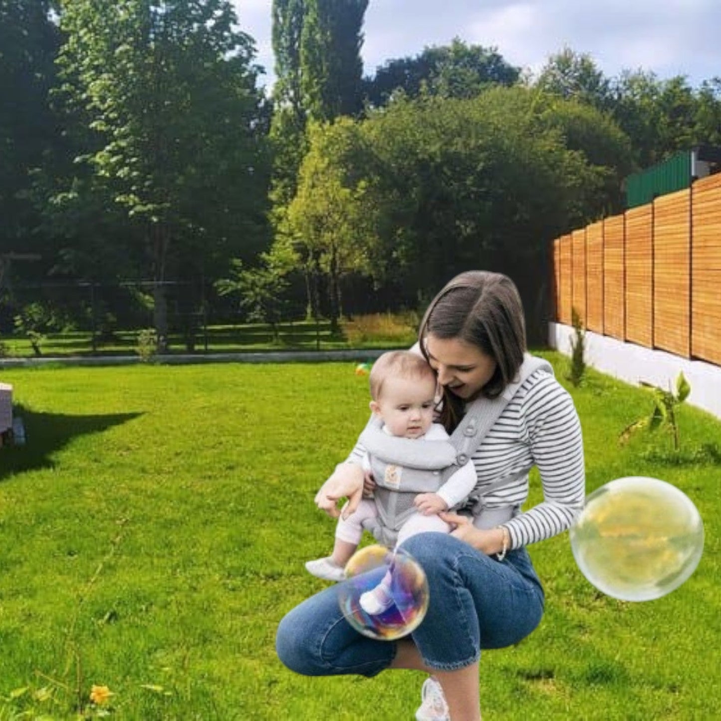 Porte bebe gris et flexible pour une sortie agréable au jardin avec bébé