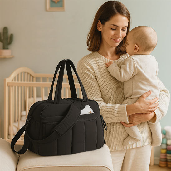 Sac maternité noir alliant élégance praticité et confort ergonomique.