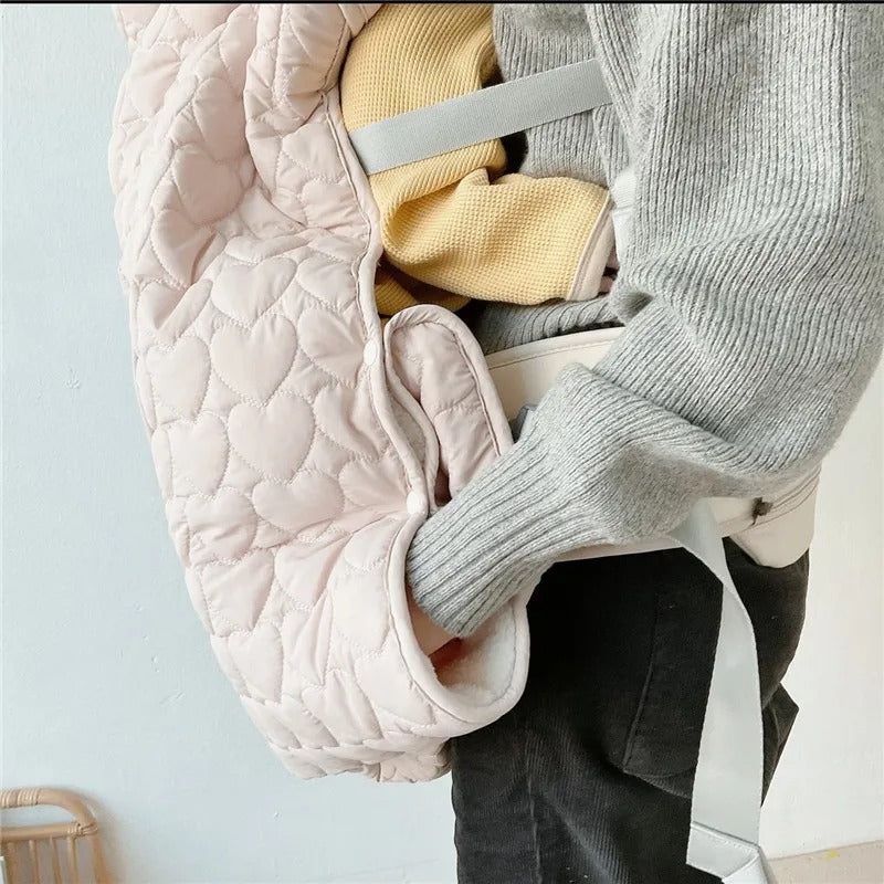securité-optimal-de-bébé-maman-avec-couverture-de-portage