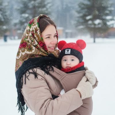 Sortie hiver maman bébé avec bonnet bebe rouge