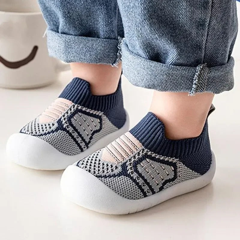 Chaussure bébé garçon confortable et pratique pour les premiers pas