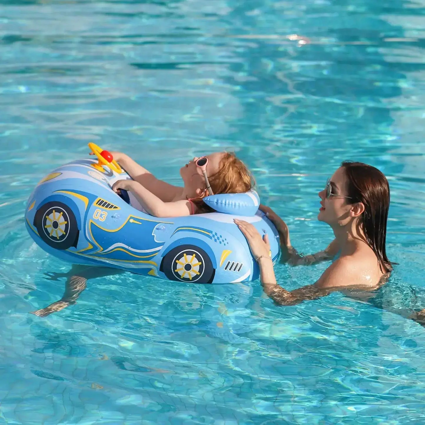 Bouee bebe piscine voiture avec ombrelle bébé relaxant avec maman dans piscine en toute securité