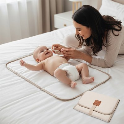 Tapis à langer nomade plié compact dans un sac à langer