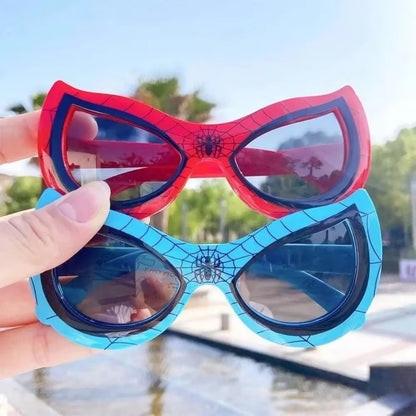 Accessoire mode enfant avec lunettes de soleil fun et modernes
