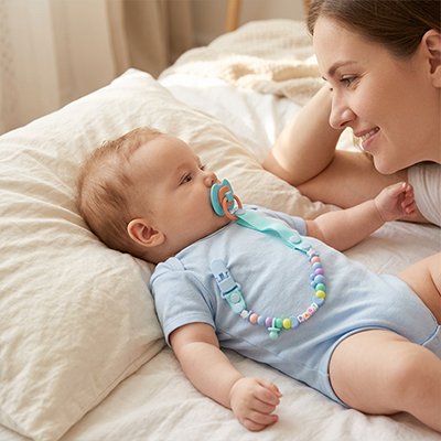 Attache sucette bebe accessoire indispensable au quotidien