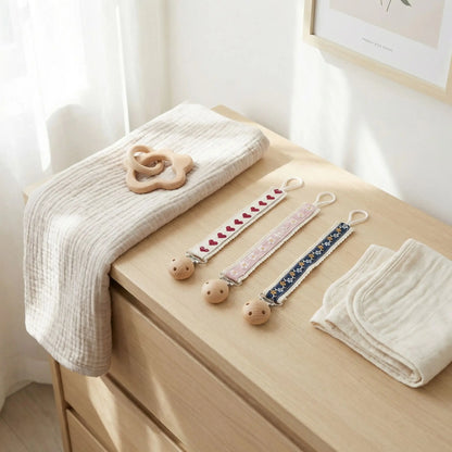 Attache tétine élégante disponible en plusieurs variantes pour bébé