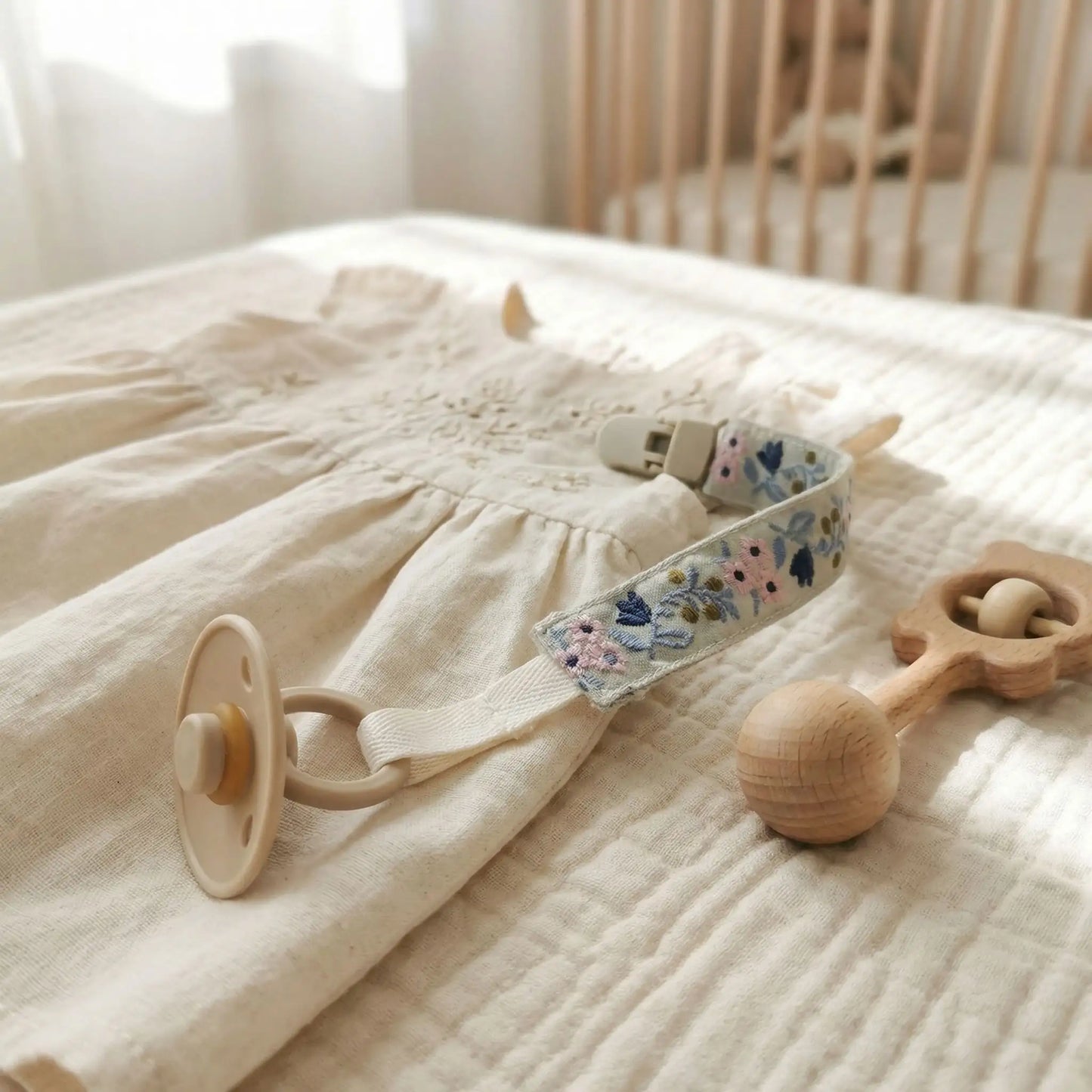 Attache tétine motif floral rose bleu pour bébé, design élégant et sécurisé