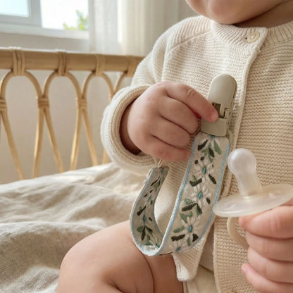 Attache tétine motif floral vert pour bébé, design élégant et sécurisé