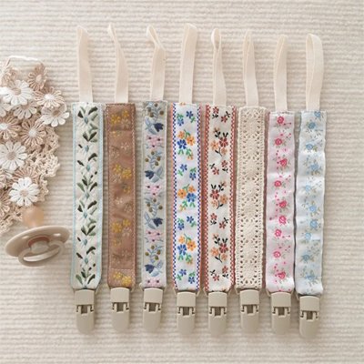 Motifs floraux délicats et élégants de l’attache tetine pour bébé
