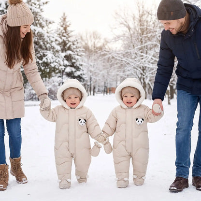 Parent en balade hivernale avec des jumeaux portant une combi pilote bébé motif panda beige pour rester bien au chaud