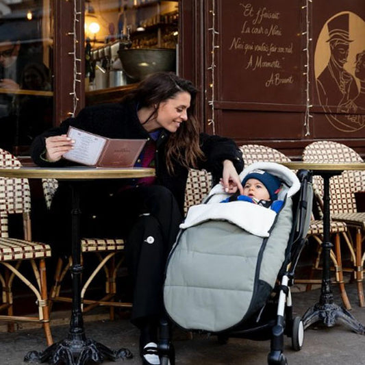 bebe-au-chaud-avec-maman-au-cafeteria-grâce-chancelière-poussette-gris