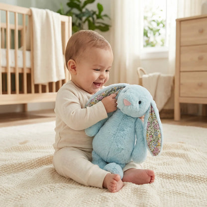 Bébé souriant tenant un doudou lapin en peluche douce compagnon rassurant 