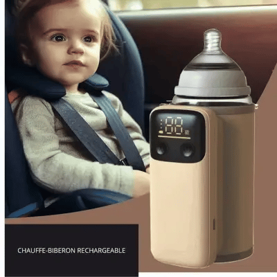 Bébé assis dans son siège auto biberon en train de chauffer avec un chauffe biberon transportable