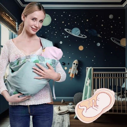 Bébé endormi confortablement dans une echarpe de portage verte à motif fleur