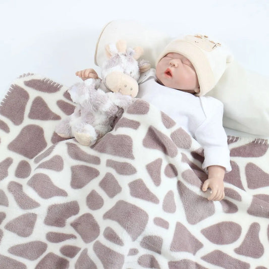 bébé-endormie-facilement-avec-plaid-bébé-et-peluche-girafe
