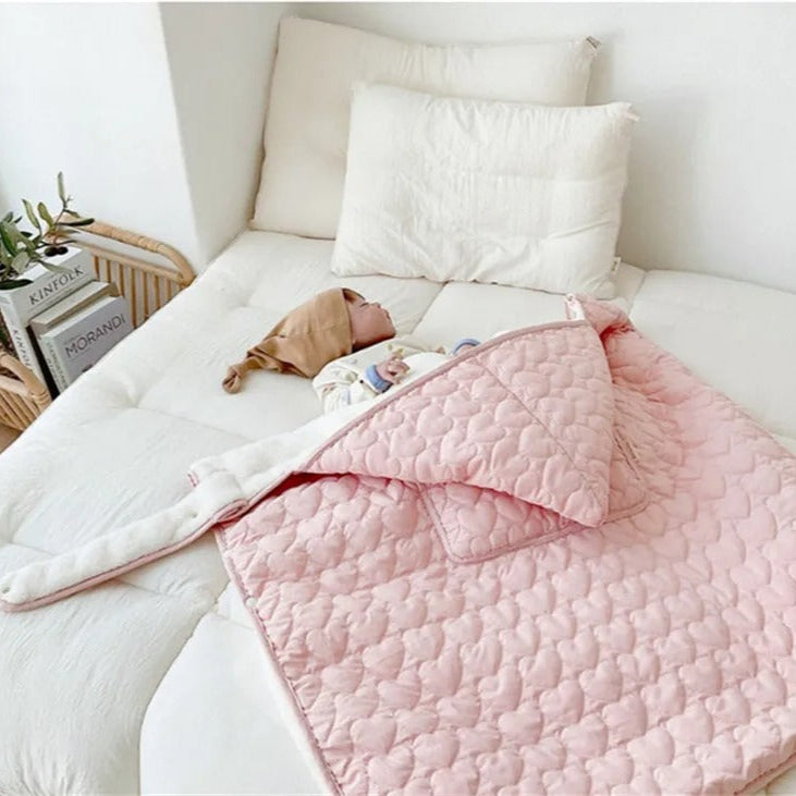 bébé-endormie-tranquillement-avec-couverture-de-portage