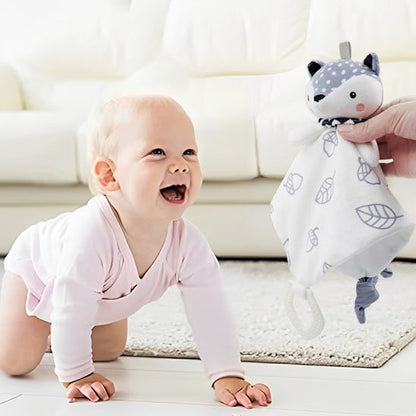 Bébé jouant avec son doudou bébé mignon et câlin