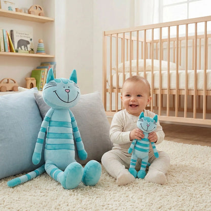 Bebe jouant avec doudou chat bleu doux, peluche tendre et reconfortante pour bébé