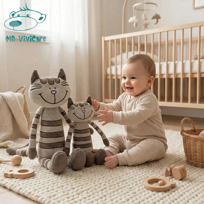 Bébé jouant avec doudou chat marron dans sa chambre, moment de tendresse et douceur