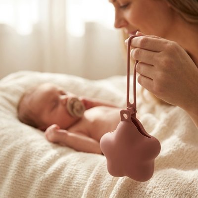 Boite a tetine rose en silicone pratique et hygiénique