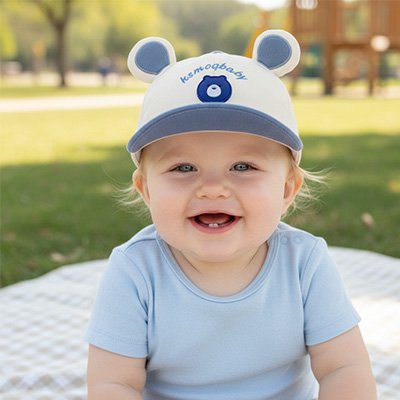 Casquette bébé blanche et bleu au design élégant avec oreilles d'ourson