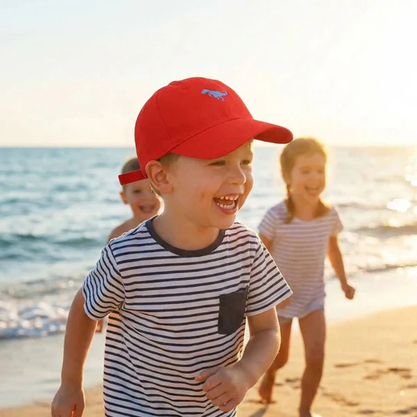 Casquette bébé rouge avec motif dinosaure, idéale pour la plage et les sorties ensoleillées