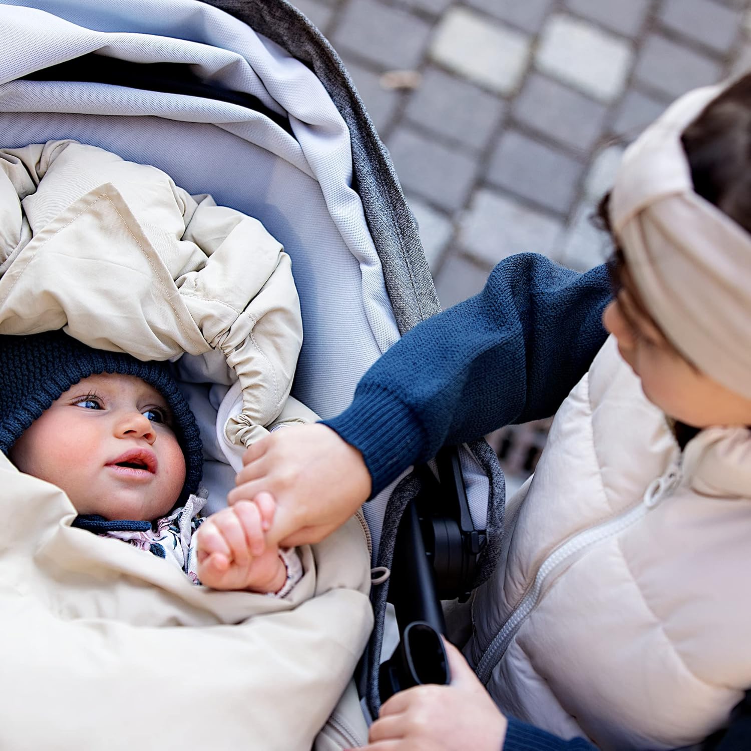 Chancelière bébé pour poussette, cocon douillet et élégant pour garder bébé bien au chaud.