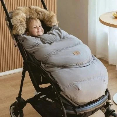 Chancelière poussette grise enveloppante, chaude et confortable pour bébé
