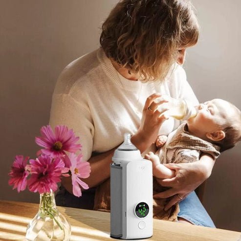 Maman allaitant son bébé tranquillement avec un chauffe biberon nomade à proximité