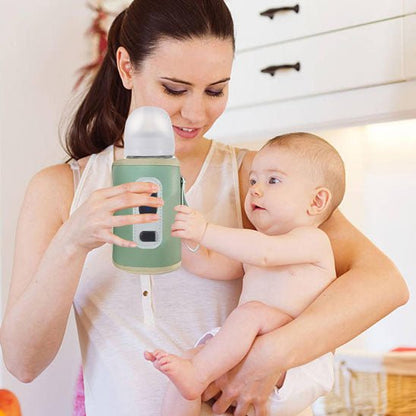 Maman utilisant un chauffe biberon nomade pour préparer le repas de son bébé dans la cuisine