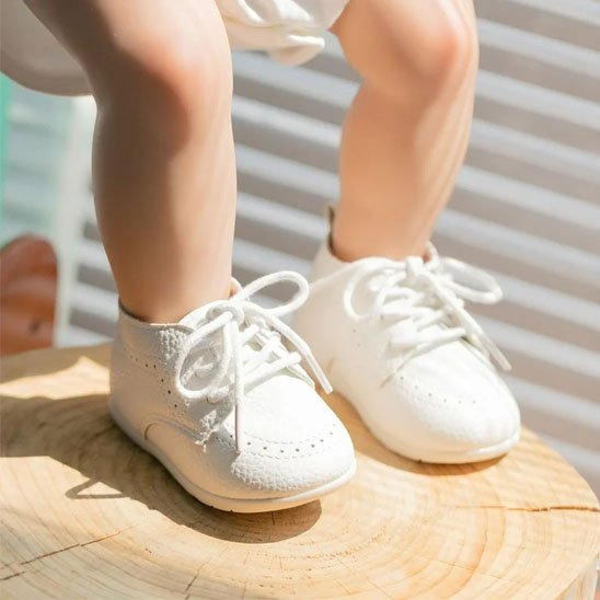 Chaussure bebe blanche avec cordon ajustable et souple