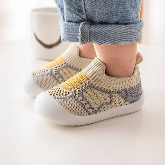 Chaussure bébé garçon gris et jaune confortable et pratique pour ses premiers pas