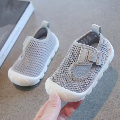 Chaussure bebe grise pratique et confortable pour premiers pas