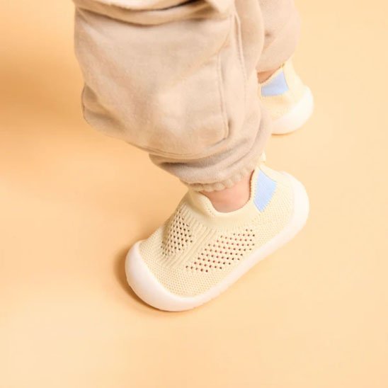 Chaussure bebe jaune respirante avec semelle antidérapante pour premiers pas
