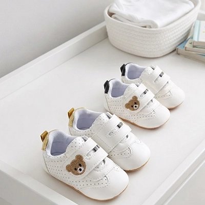 chaussure bébé blanche pour premiers pas