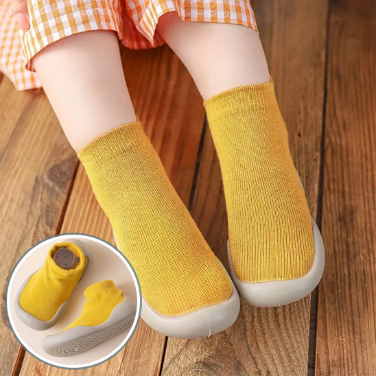 Chaussure bébé avec semelle antidérapante pour plus de stabilité