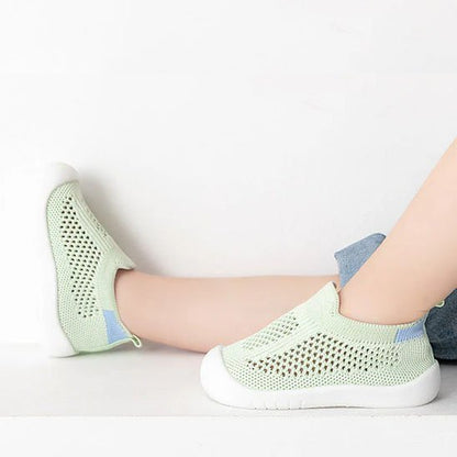 Chaussure bebe vert respirante avec semelle antidérapante pour premiers pas