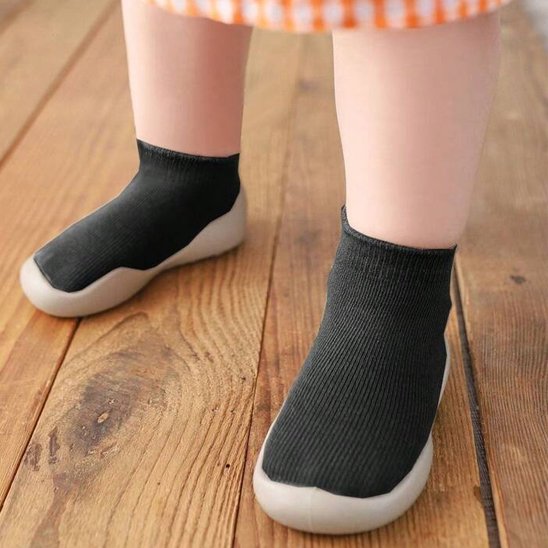 Chaussures bebe noire avec semelle solide et antidérapante