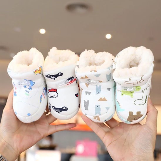 Chaussures bebe assorties pour petits pieds, plusieurs options