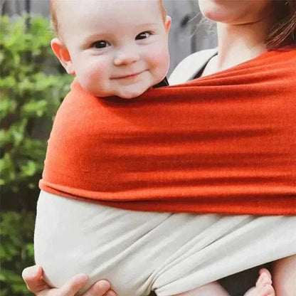 Contact tendre entre bébé et maman avec écharpe de portage beige et marron élastique, confort et proximité