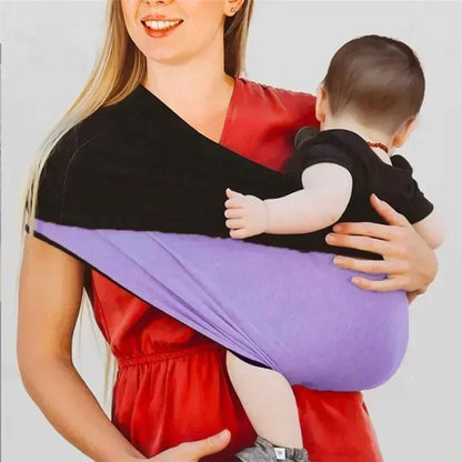 Contact tendre entre bébé et maman avec écharpe de portage noire et mauve élastique, confort et proximité