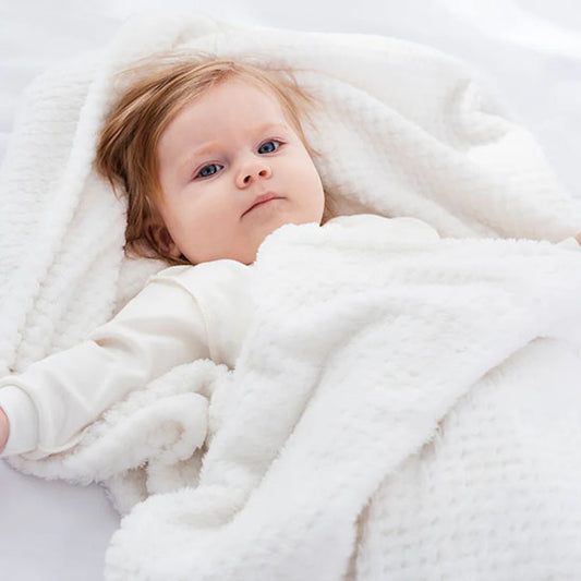 Couverture en polaire bébé douce et blanche pour nouveau-né jusqu'à 3 ans
